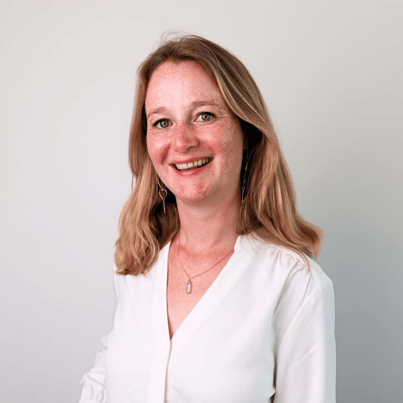 lachende vrouw in witte blouse
