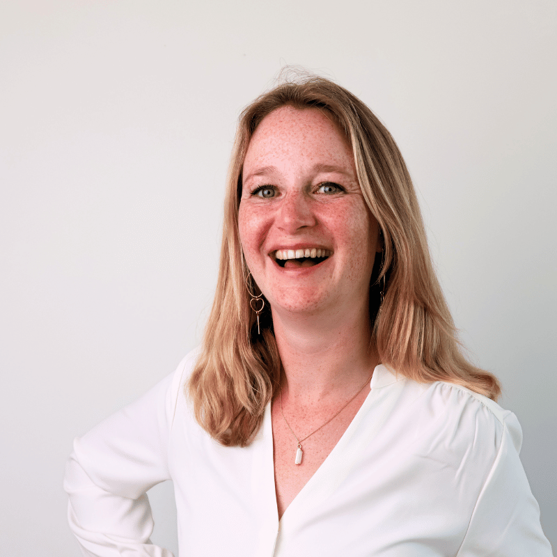 lachende vrouw in witte blouse