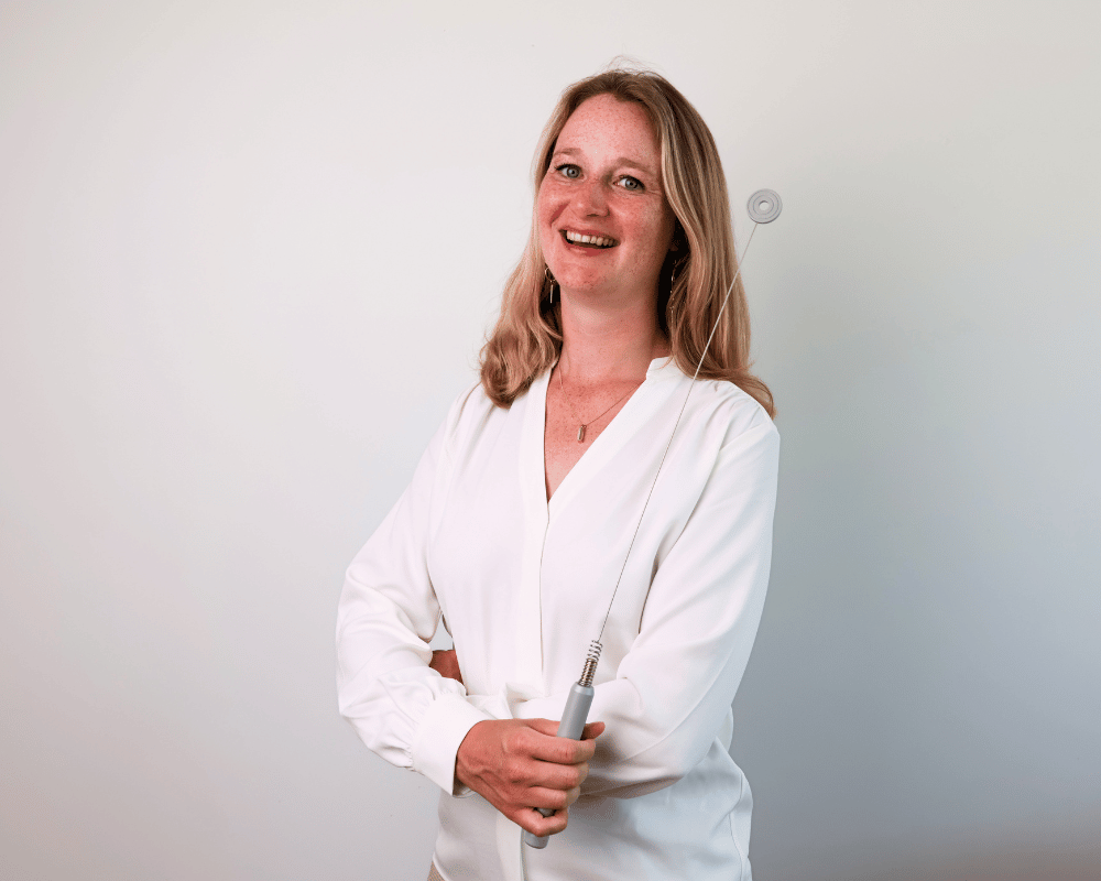 vrouw met biotensor in hand