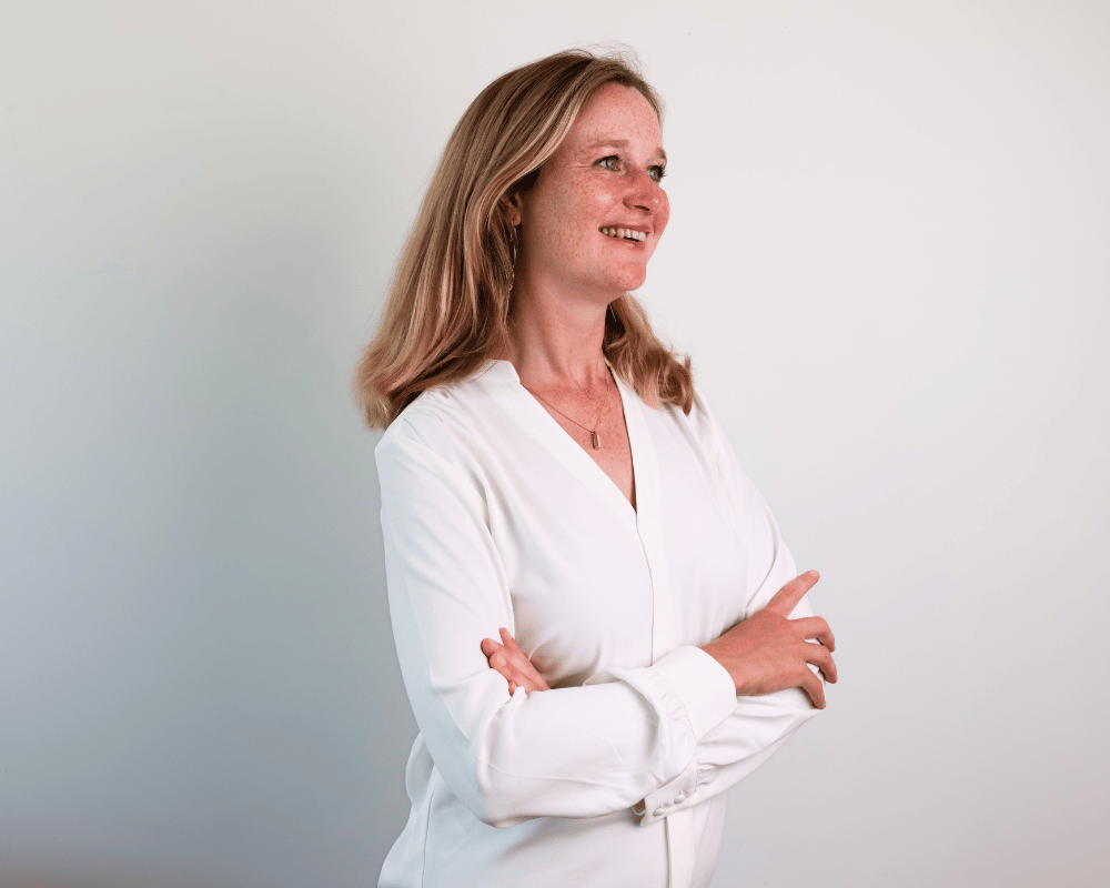 vrouw kijkt weg met handen over elkaar