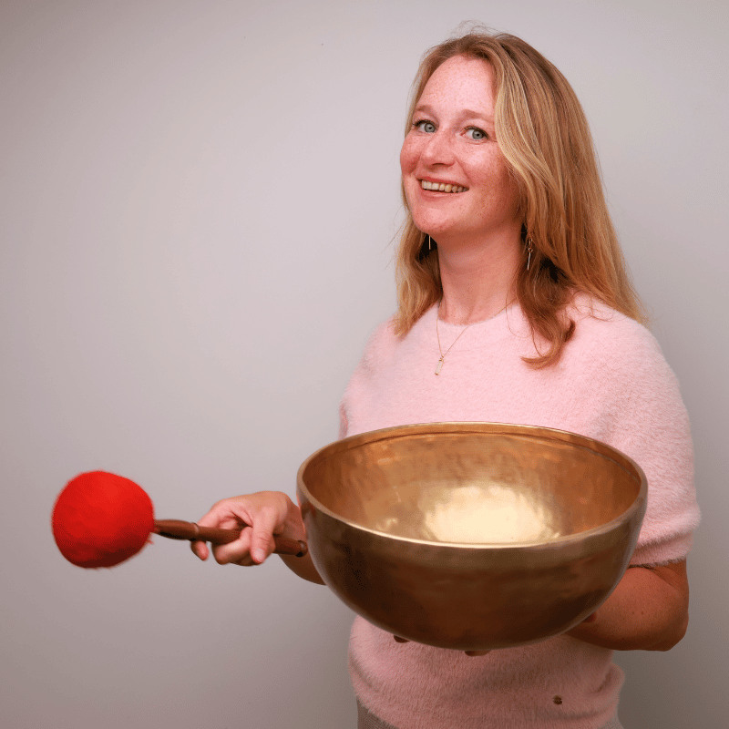 vrouw met aardende klankschaal in handen