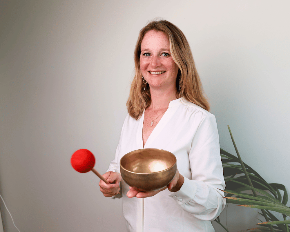 vrouw met klankschaal