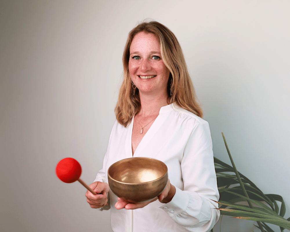 kleine klankschaal in handen vrouw